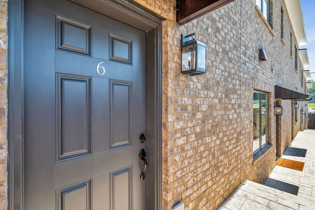 Building Photo - Beautiful 2BR/2BA top-floor end unit!