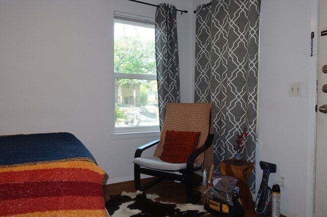 Building Photo - Hyde Park Country Condo - Furnished - 1BD/1BA - Covered Parking -Close to Everything