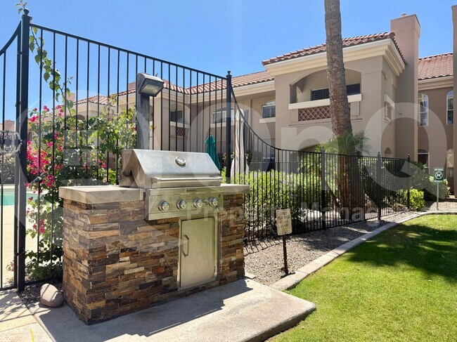 Building Photo - 8653 E Royal Palm Rd