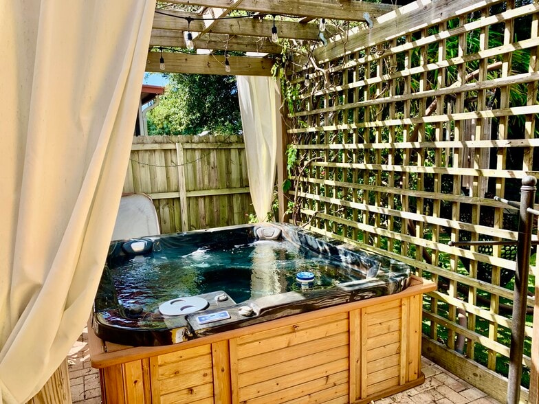 Building Photo - 1490 San Helen Dr