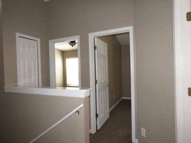 Building Photo - Townhouse 3Bed 2.5 bath Avail June 6th, 2025