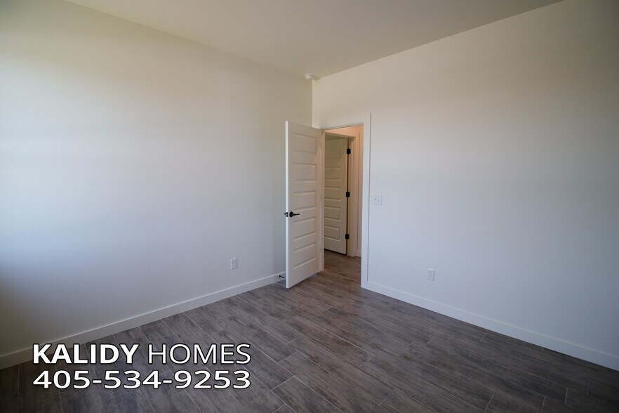 Building Photo - 2141 Kalidy Dr