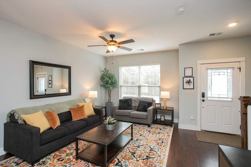 Building Photo - 1106B Stratford Ave