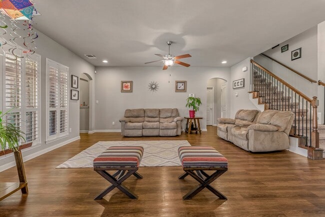 Building Photo - Available August 2026! 4/2.5 in highly desired Castlegate II