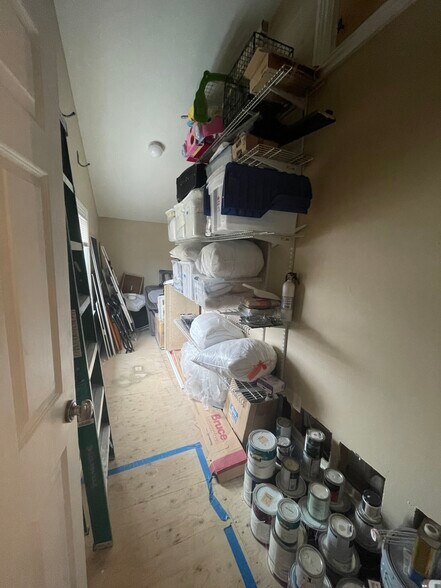 Building Photo - 14 Oak St