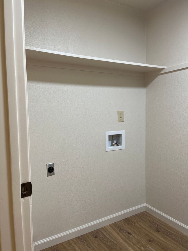 Building Photo - ROUNDHOUSE824