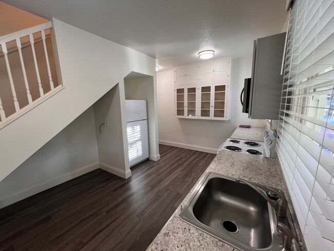 Building Photo - 5BD/2BA Gorgeous Vintage Home