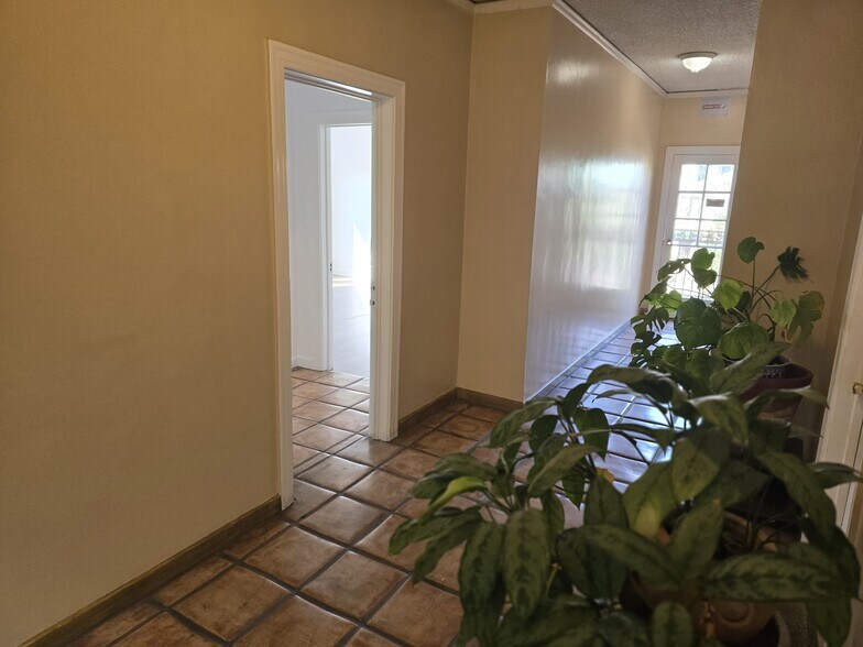 Upstairs, 2nd floor, no elevator - 608 N St Andrews Pl