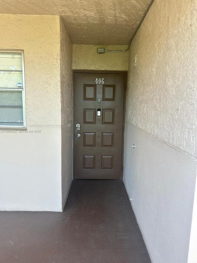 Building Photo - 1811 Sabal Palm Dr