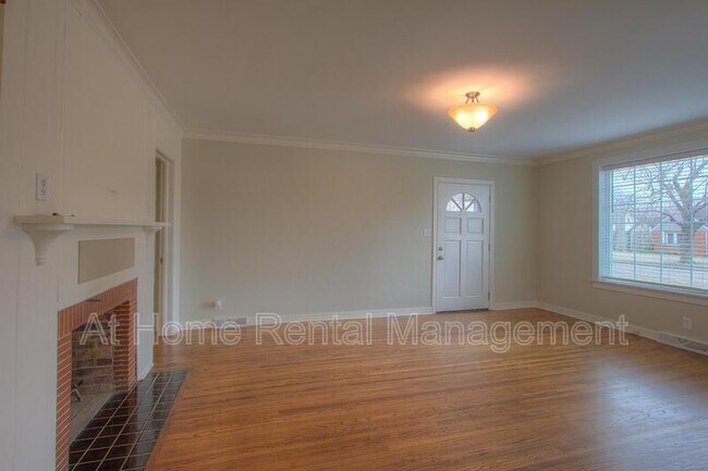 Building Photo - 1133 S Oswego Ave