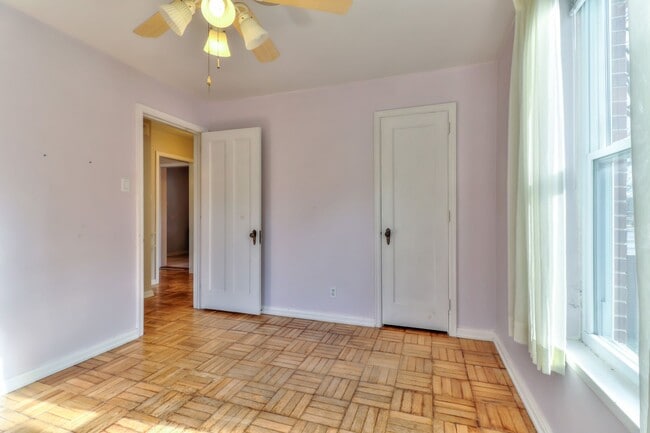 Building Photo - 2 bedroom, 1 bath condo close to Blair Par...