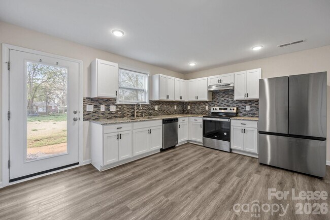 Building Photo - 409 Kickapoo Ave