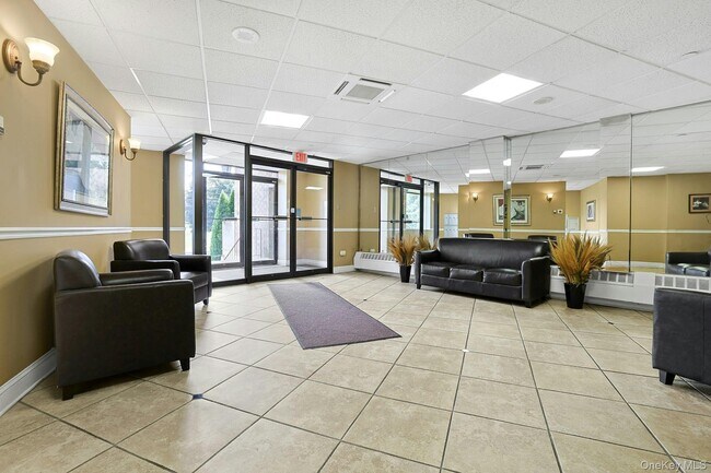 Building Photo - 560 Halstead Ave