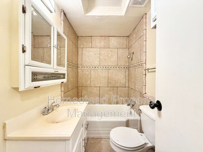Building Photo - 2141 SW 45th St