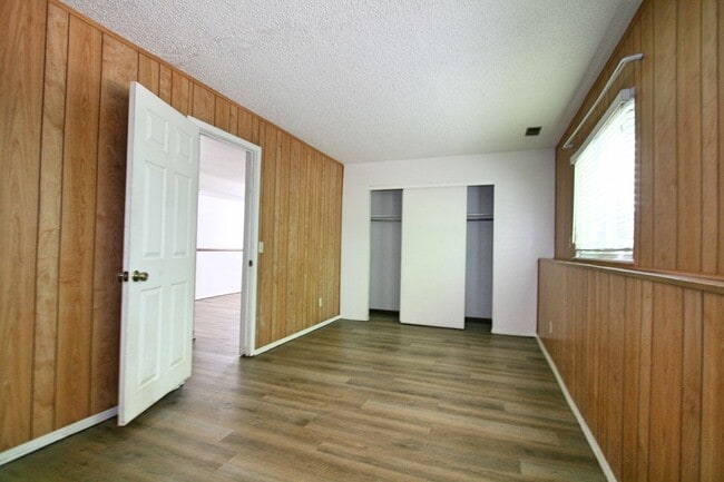 Building Photo - Charming Bi-level Home Available in Colora...