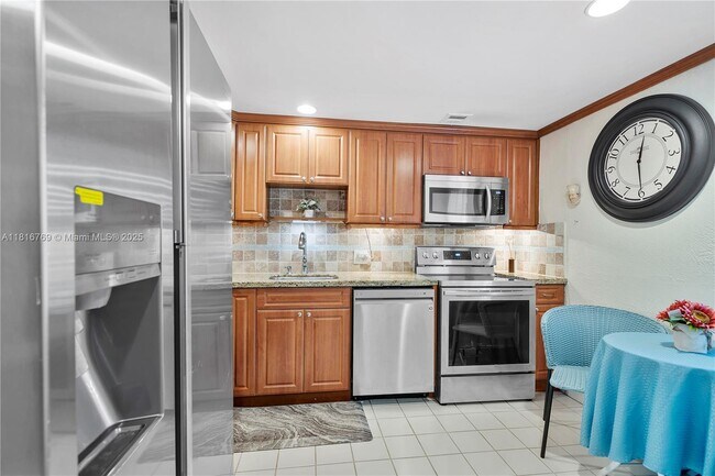 Building Photo - 3150 N Palm Aire Dr