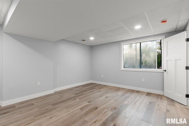 Building Photo - 1900 E Knox St