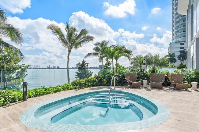 Building Photo - 700 NE 24th St