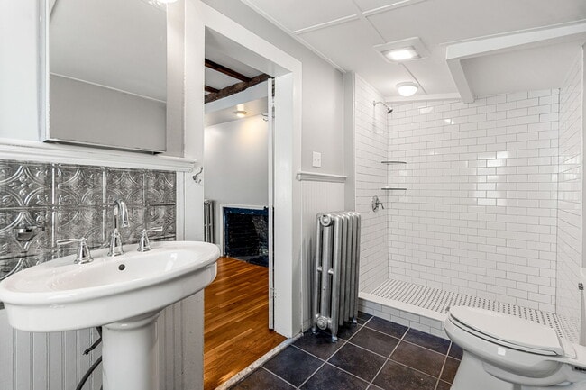 Building Photo - 8 Carlton St