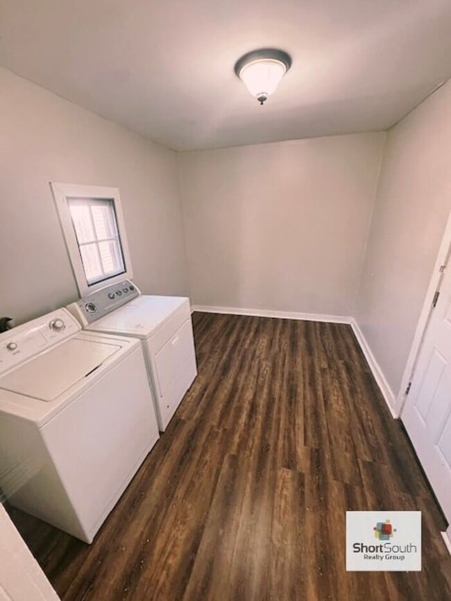 Building Photo - Updated 2 Bed 1 Bath home on the SE side