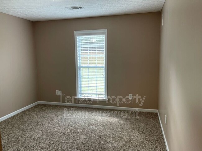 Building Photo - 7974 N Ivy Park Dr