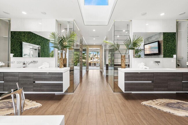 Building Photo - 1319 Seminole Dr