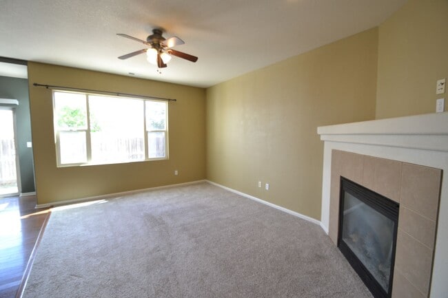 Building Photo - 3 Bedroom Townhome Available Now!