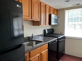 Building Photo - 912 Barnaby St SE