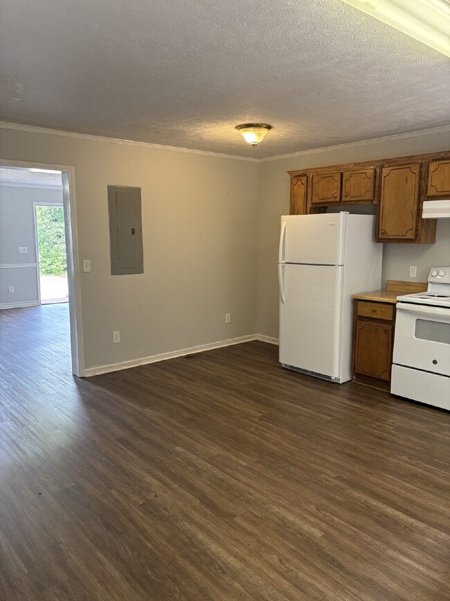 Building Photo - "Charming 2-Bedroom with Spacious Living in Henderson, TN!"