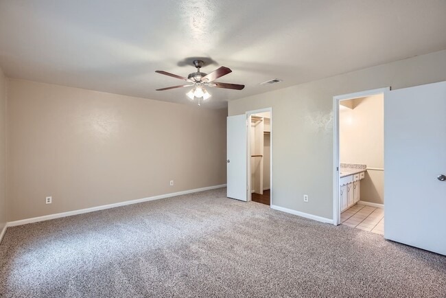 Building Photo - 1724 Midcrest Dr