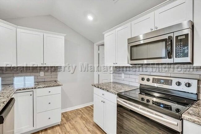 Building Photo - 6400 Greenway Rd