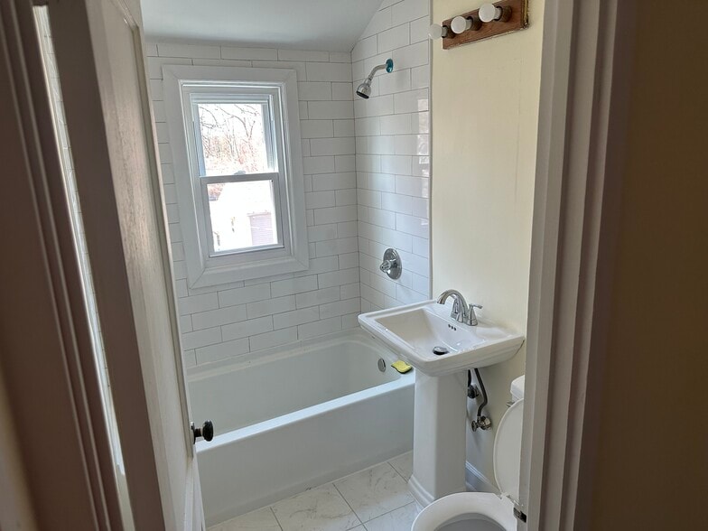 Building Photo - 242 Woodlawn Cir