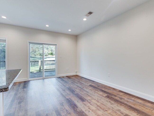 Building Photo - 3 BR Townhome