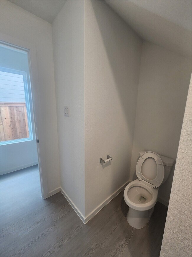 Building Photo - 906 Pertuso Ln