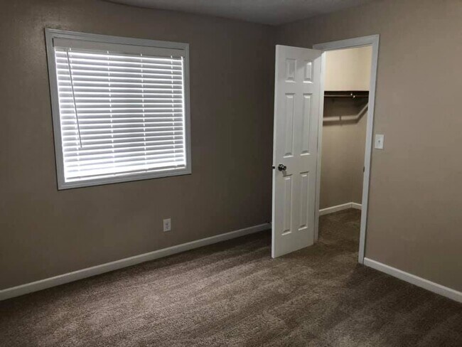 Building Photo - 411 Packwaukee St