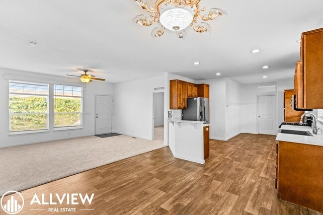 Building Photo - Stylish and beautiful 3-Bed Home with Land...