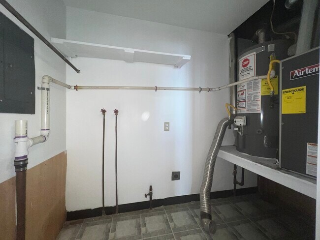 Building Photo - 624 Monongahela Ave