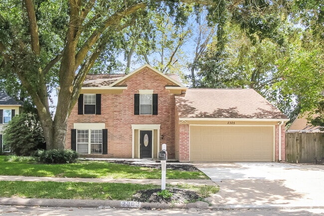 Building Photo - 2305 Parkview Dr