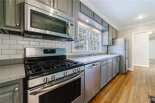 Building Photo - 2311 Pembrook Pl NE