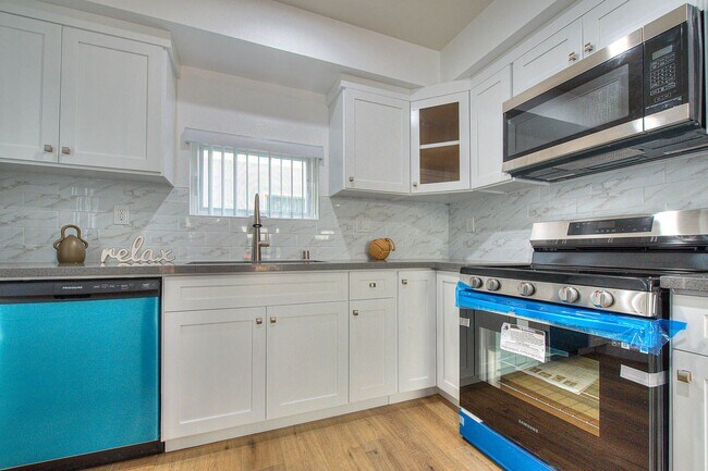 Building Photo - Luxury 4 Bed Townhomes in NoHo!