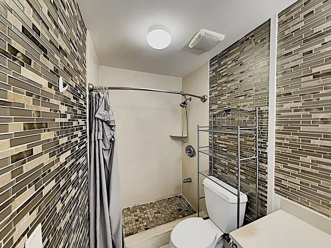 Building Photo - Charming 1-bedroom, 1-bathroom residence located in Ewa Beach