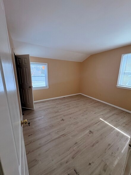 Building Photo - 910 Logwood Rd