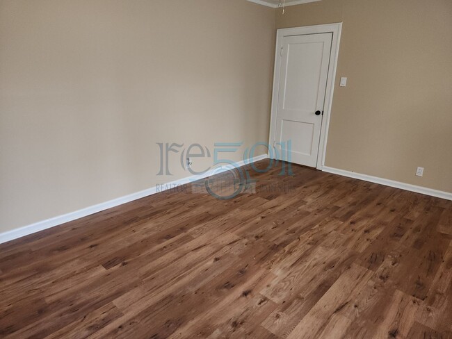 Building Photo - **Lease Pending** Addorable Newly Updated ...