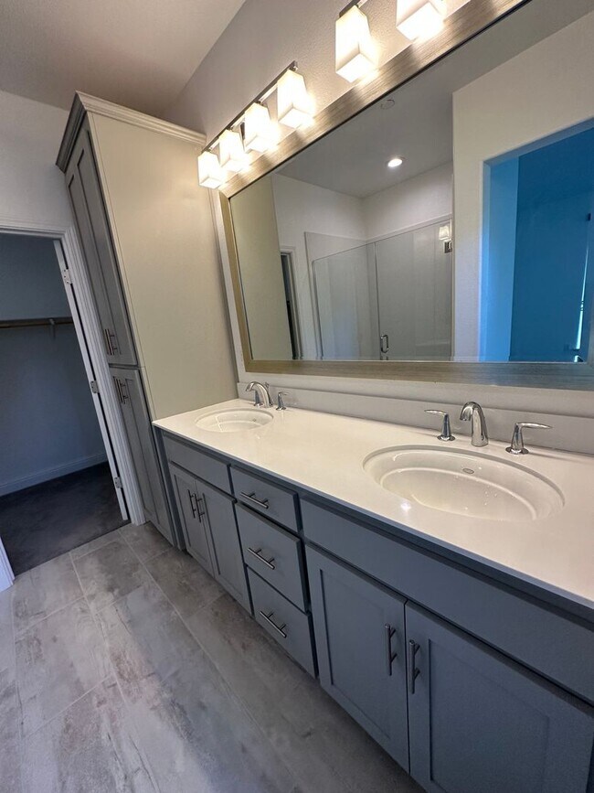 Building Photo - Charming 3 Bed / 2.5 Bath Home with Modern Upgrades