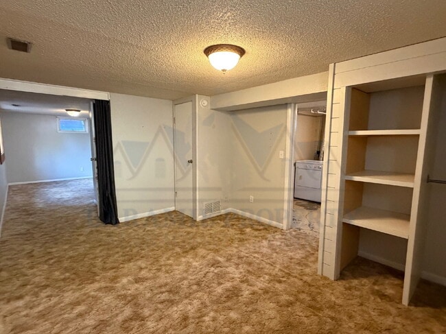Building Photo - Charming 3 Bedroom 2 Bathroom House