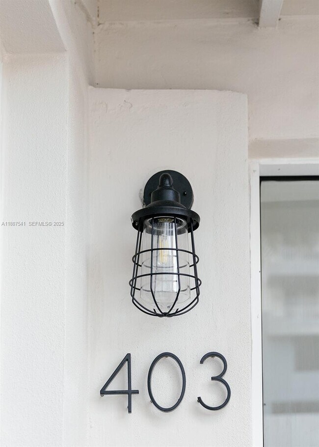 Building Photo - 403 SW 12th Ave