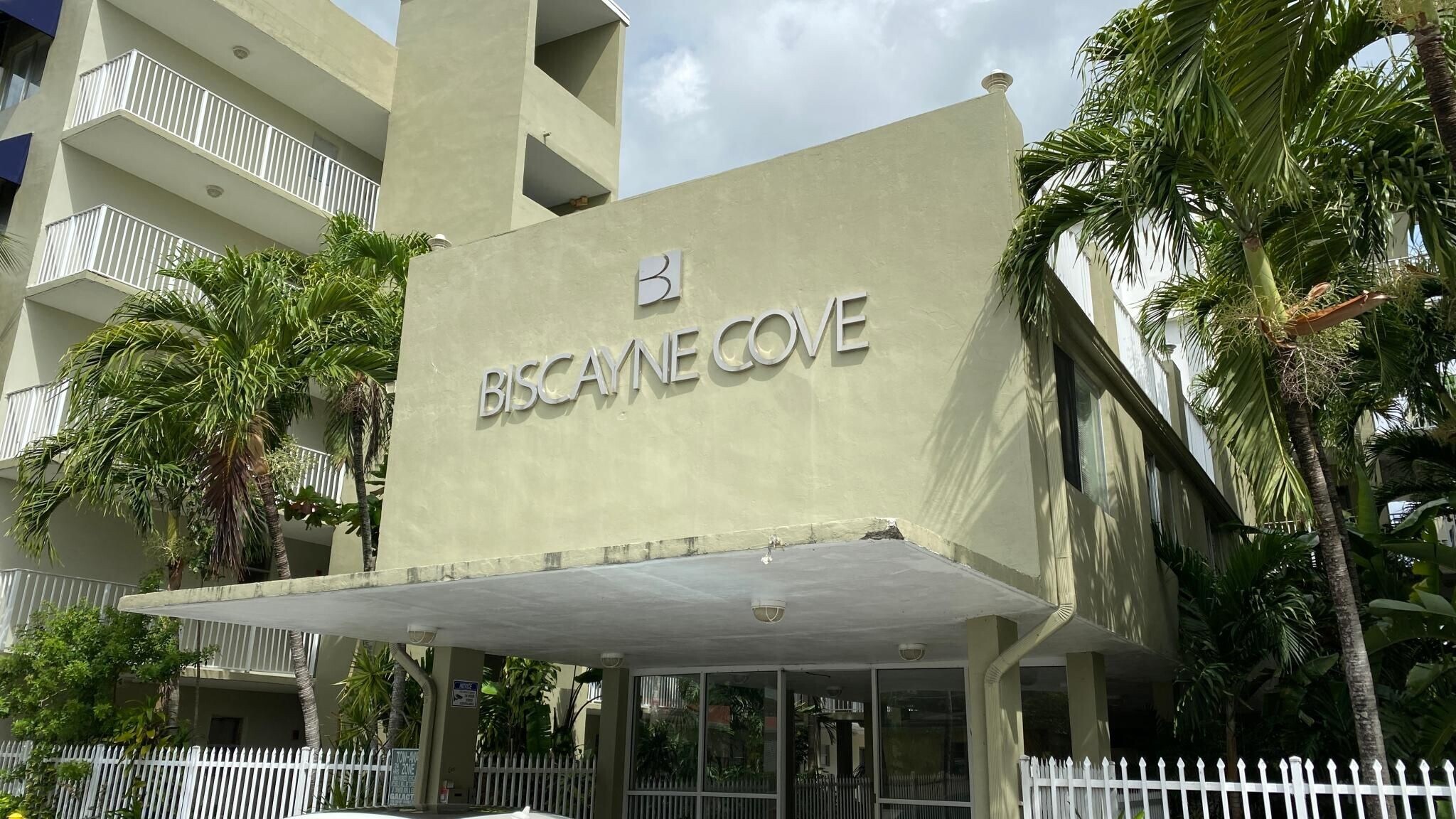 Building Entrance - 665 NE 83rd Ter