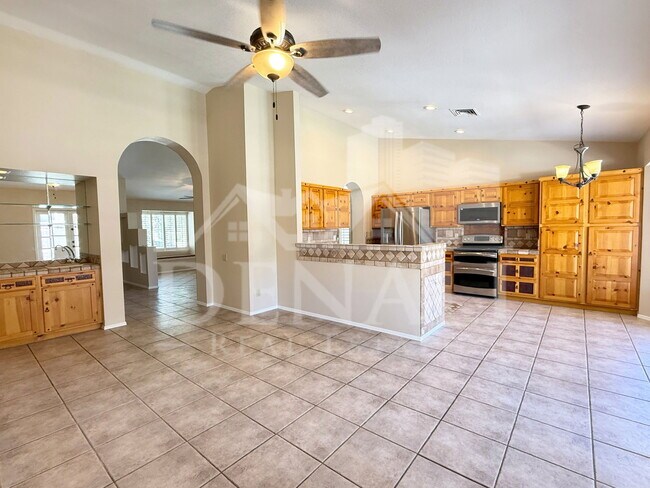 Building Photo - 1211 E Drake Dr