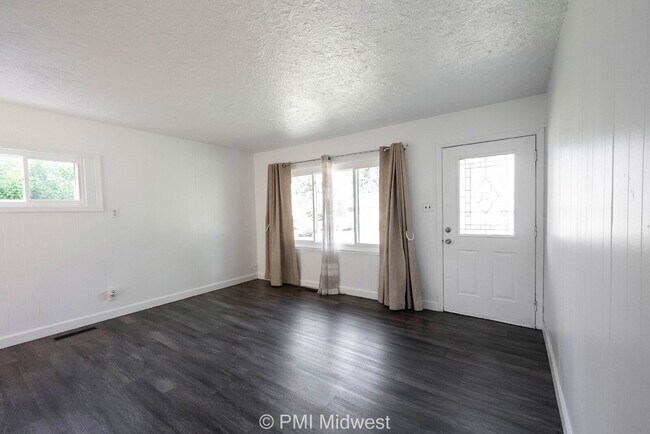 Building Photo - Charming 3-Bedroom Gem with 1.5 Baths in Lawrence