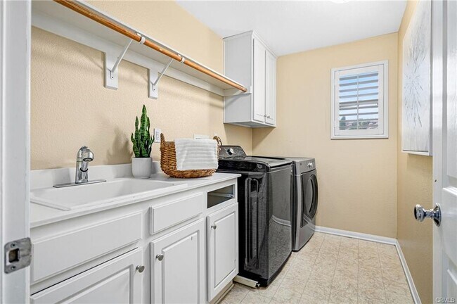 Building Photo - 45023 Silver Rose St